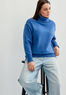 Свитер с объемным воротом