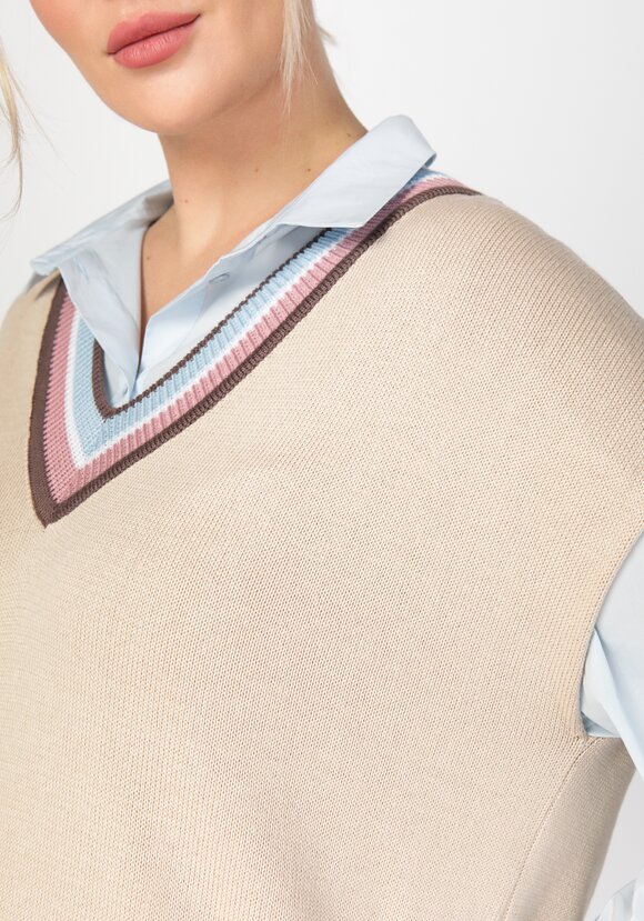 Жилет женский с яркими полосами по V вырезу шир.  580, рис. 16