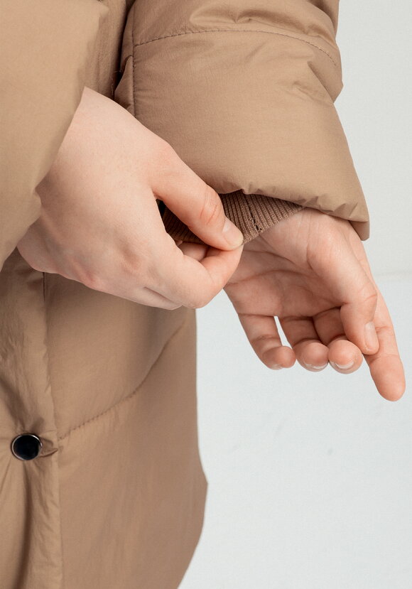 Пальто удлиненное с меховым капюшоном шир.  580, рис. 6