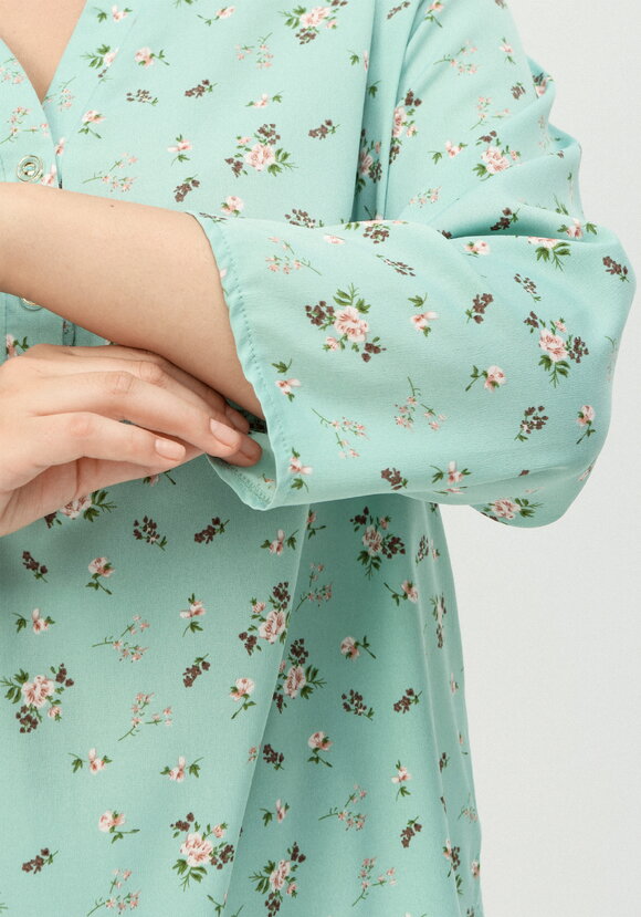 Блуза на пуговицах и разрезами по бокам шир.  580, рис. 15