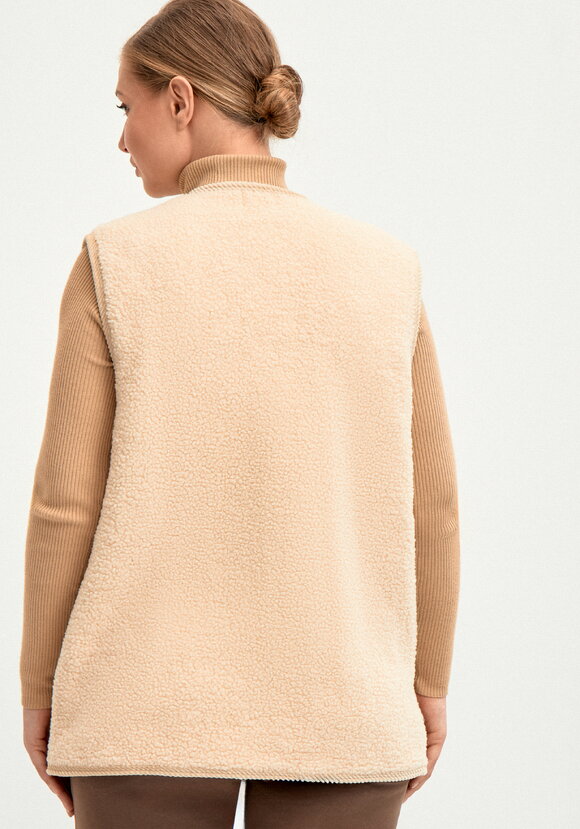 Жилет из экомеха на пуговицах шир.  580, рис. 12