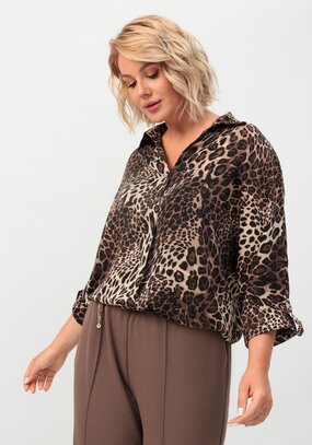 Блуза с патами на рукавах и брошью