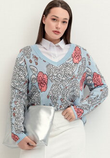 Пуловер с V-образным вырезом и ярким принтом