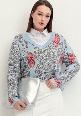 Пуловер с V-образным вырезом и ярким принтом