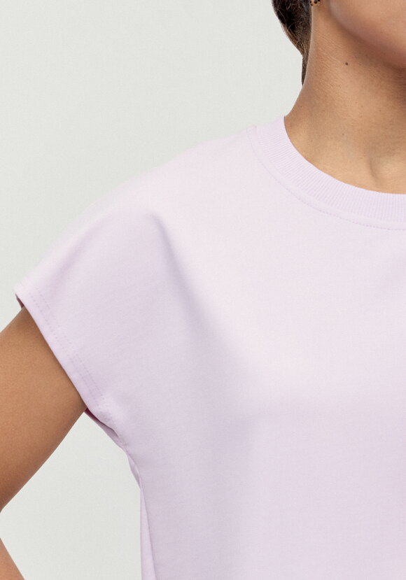 Футболка из трикотажа со спущенным плечом шир.  580, рис. 20