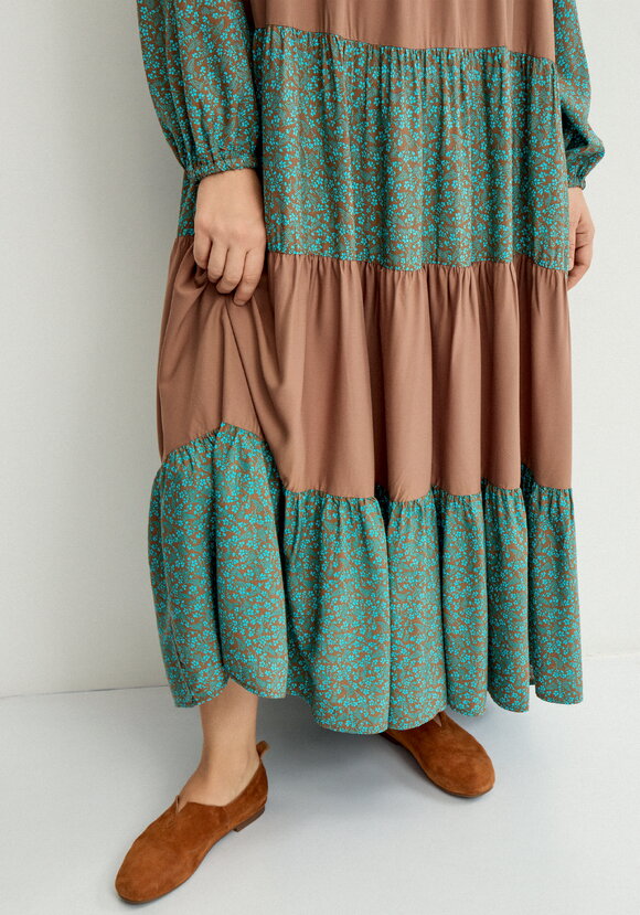 Платье с ярусами и V-образным вырезом шир.  580, рис. 30