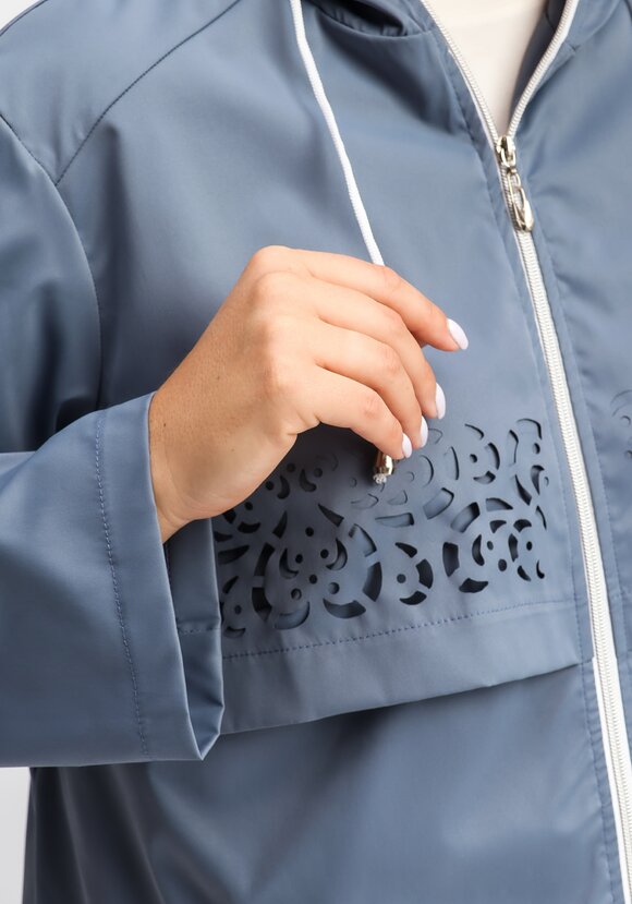 Ветровка с ажурной кокеткой шир.  580, рис. 53