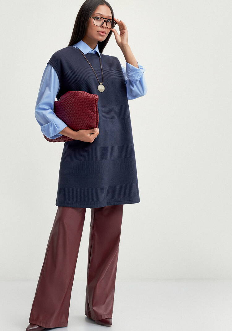 Жилет из трикотажа с фактурным рисунком шир.  750, рис. 24