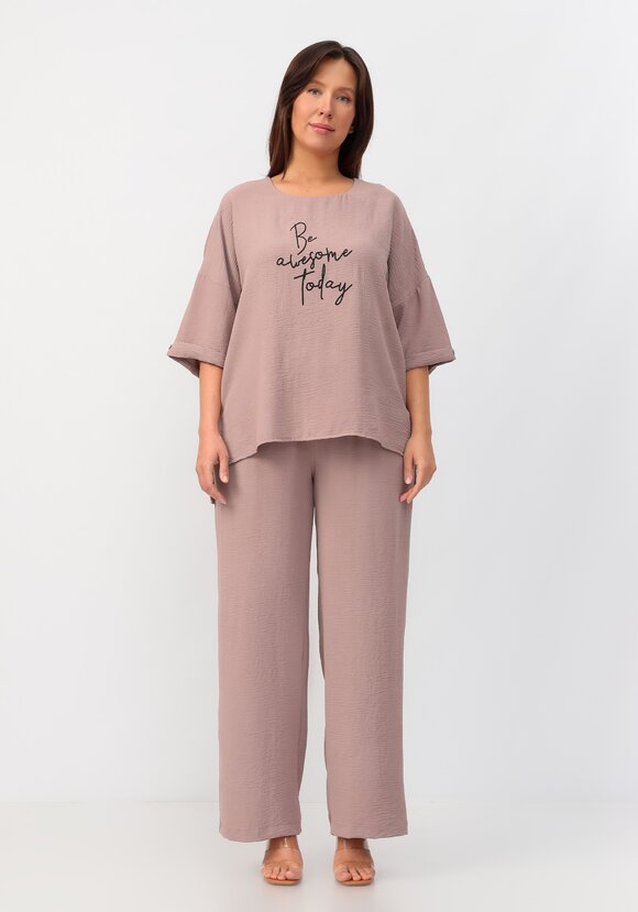 Костюм: брюки и блуза с лаконичным принтом шир.  580, рис. 35