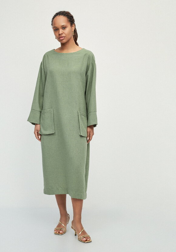 Платье изо льна с объемными карманами шир.  580, рис. 12