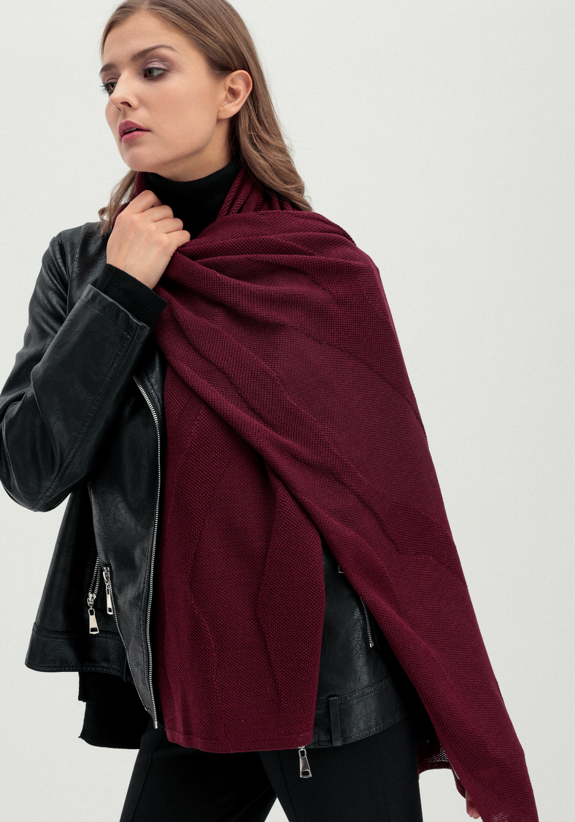 

Палантин с нежным фактурным рисунком, Красный