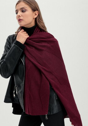 Палантин с нежным фактурным рисунком