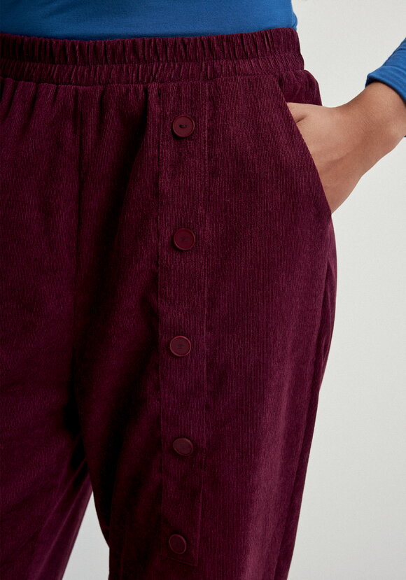 Брюки с карманом в рельефе шир.  580, рис. 6