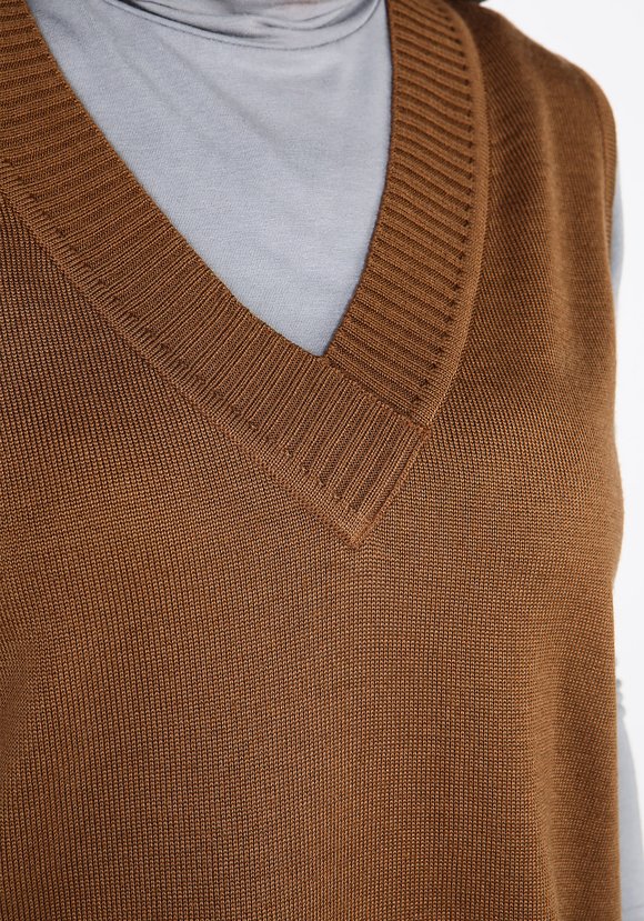 Жилет классический с V-образным вырезом шир.  580, рис. 20