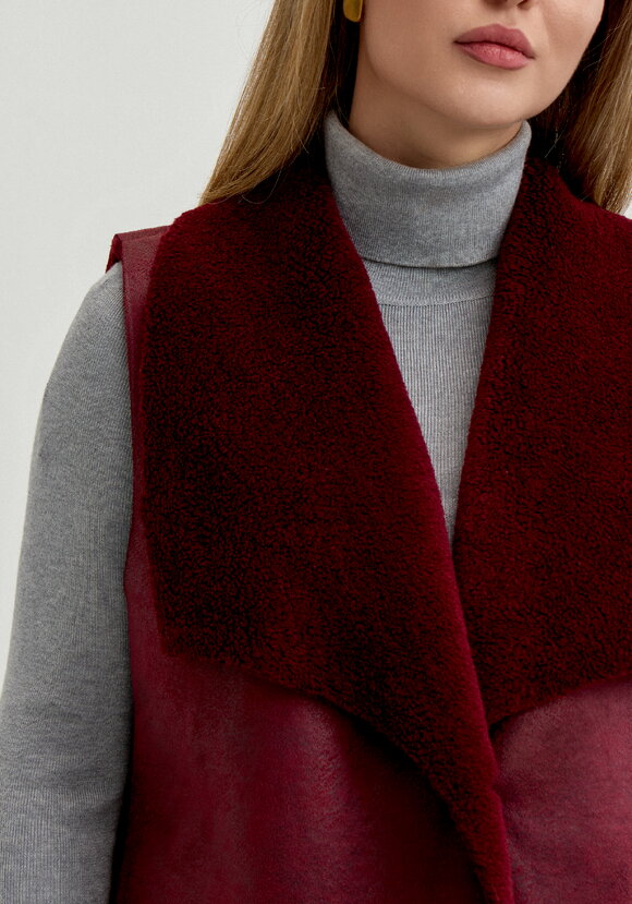 Жилет из эко дубленки шир.  580, рис. 5