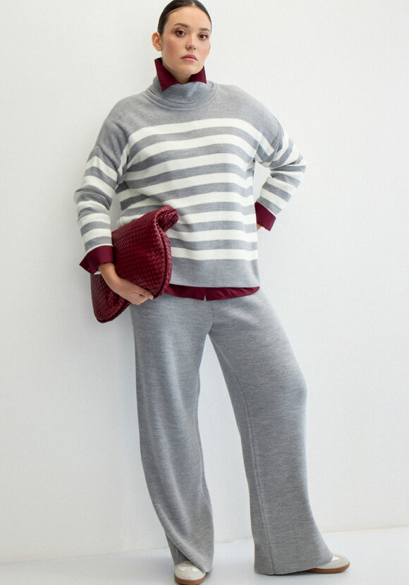 Свитер в полоску с высокой горловиной шир.  580, рис. 23