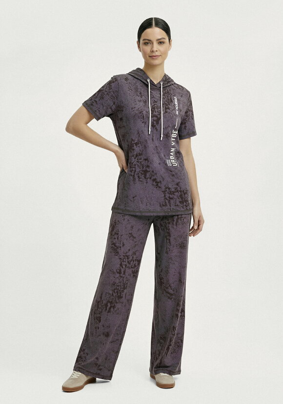 Костюм брючный из трикотажной ткани шир.  580, рис. 1