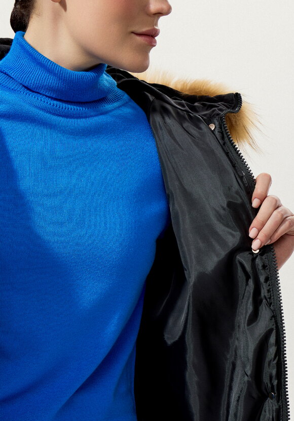 Пальто с меховой опушкой по капюшону шир.  580, рис. 23