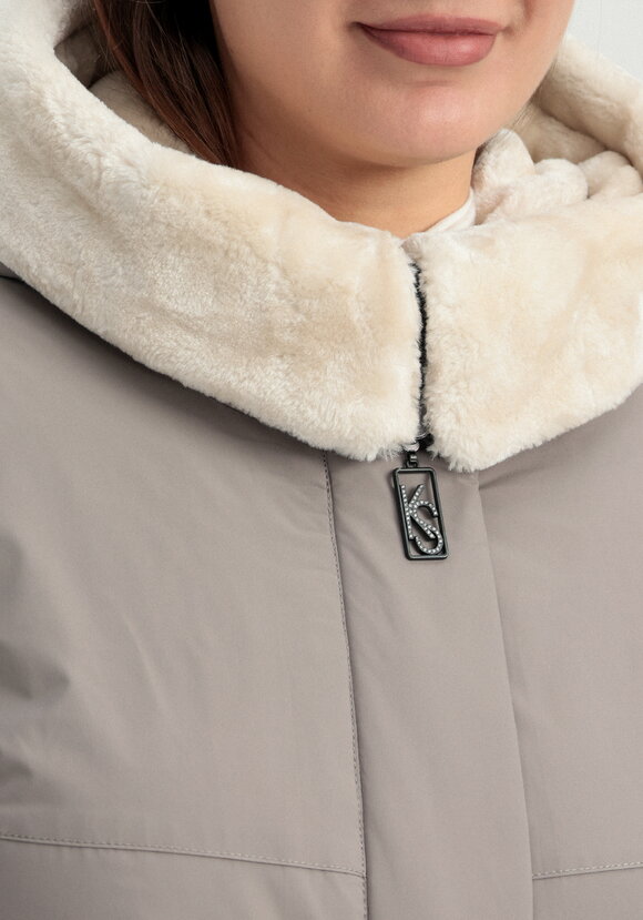 Куртка с меховым капюшоном на молнии шир.  580, рис. 33