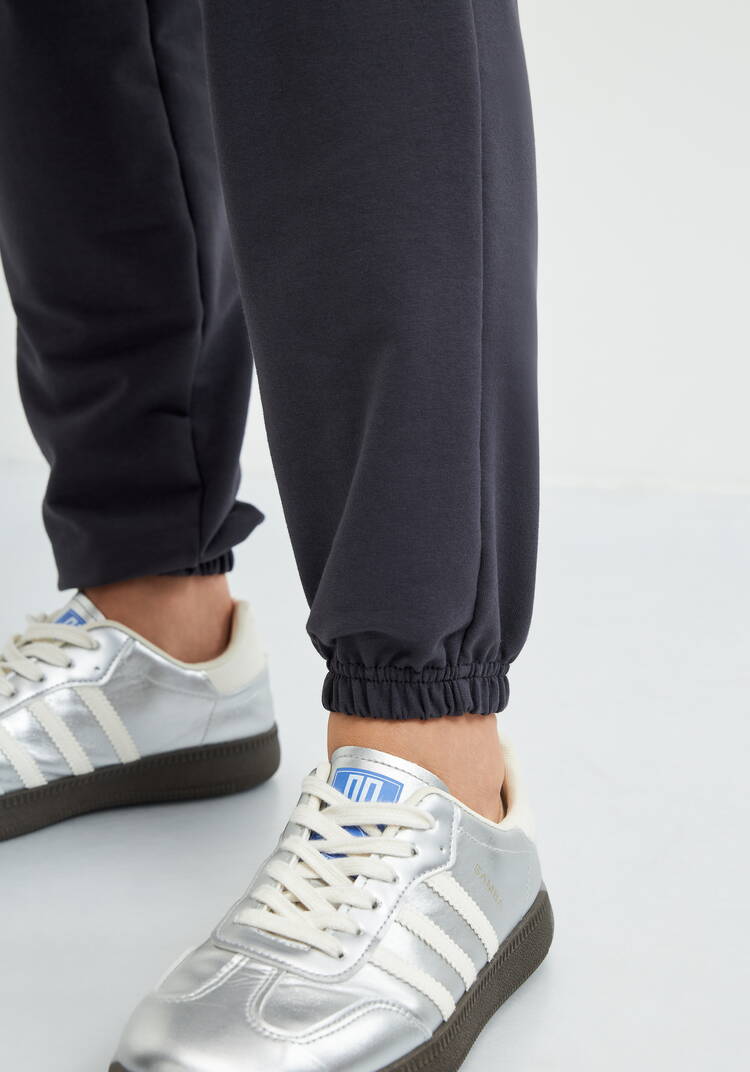 Брюки из трикотажа на резинке шир.  750, рис. 24