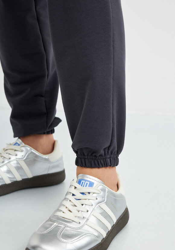 Брюки из трикотажа на резинке шир.  580, рис. 24