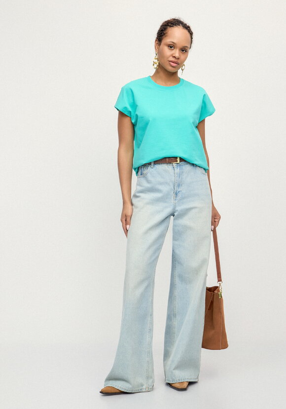 Футболка из трикотажа со спущенным плечом шир.  580, рис. 32