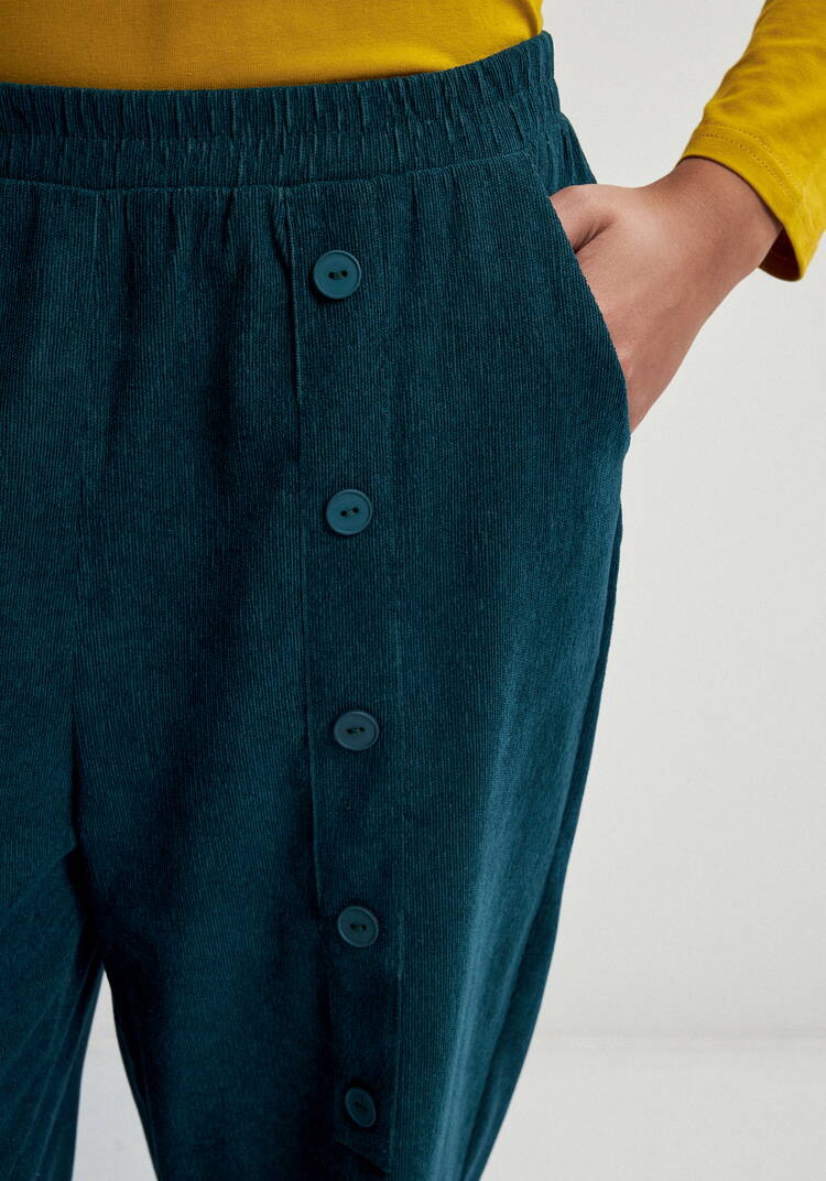 Брюки с карманом в рельефе шир.  750, рис. 23