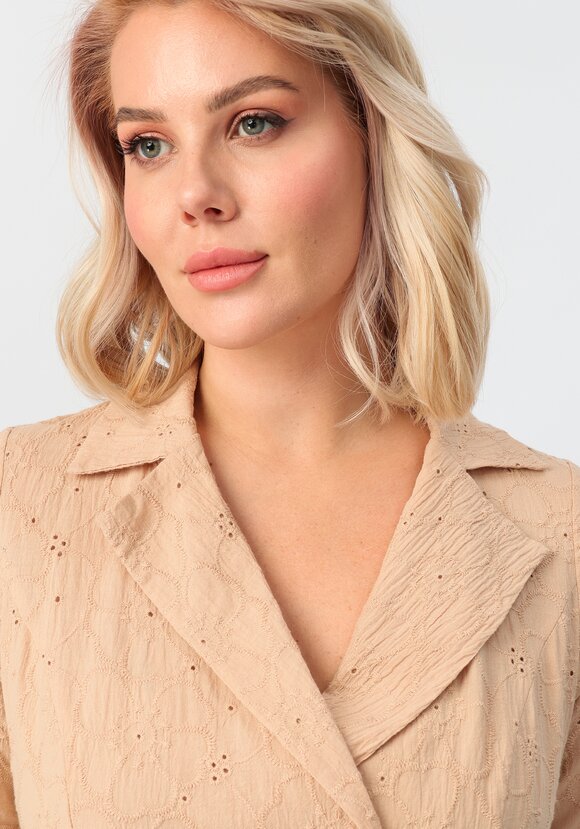 Платье с отложным воротником из шитья шир.  580, рис. 5