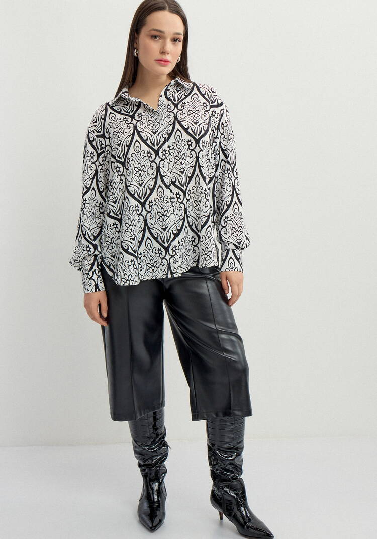 Рубашка на пуговицах с графическим принтом шир.  750, рис. 6