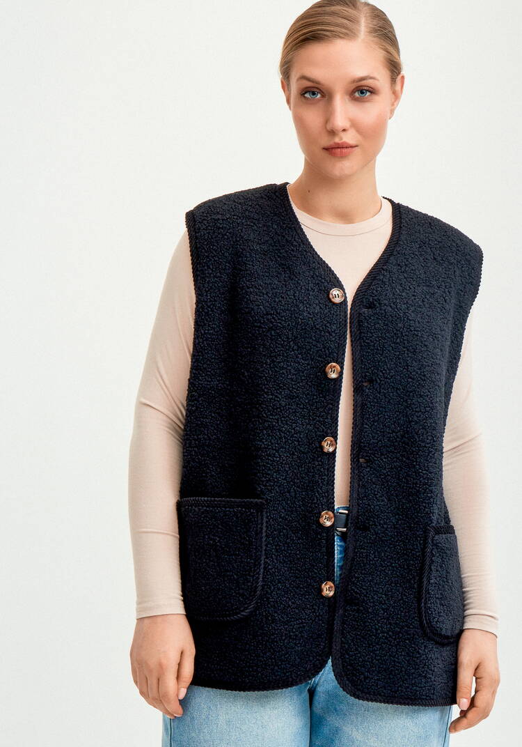 Жилет из экомеха на пуговицах шир.  750, рис. 9