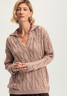 Джемпер с косами и воротником-поло