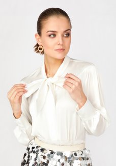 Блуза с декоративным бантом прямого силуэта