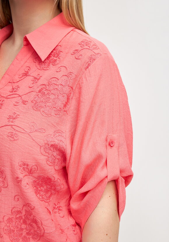 Блуза с фактурным узором на пуговицах шир.  580, рис. 6