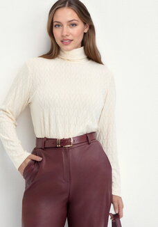 Водолазка с фактурным рисунком и воротом