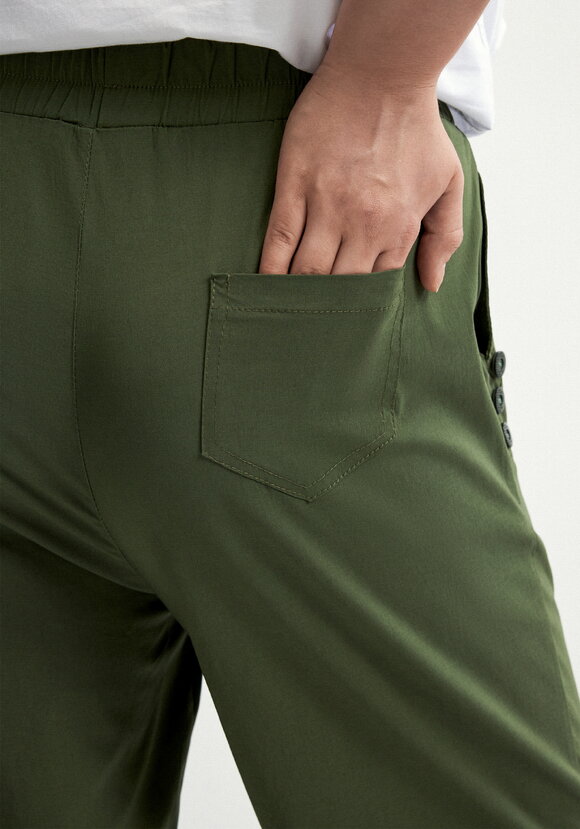 Брюки зауженные с декором из пуговиц шир.  580, рис. 12