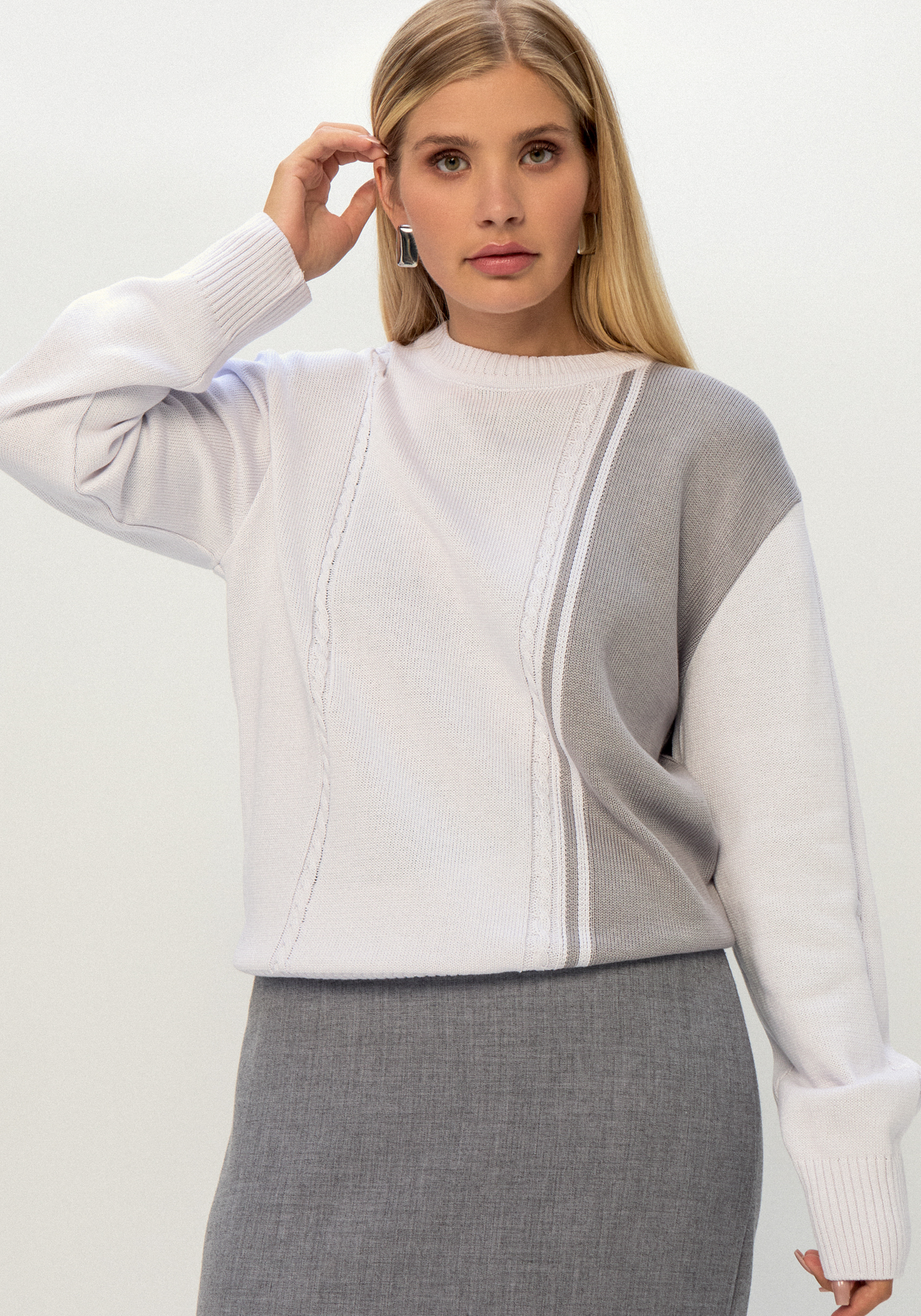 Джемпер двухцветный с косами 2199₽