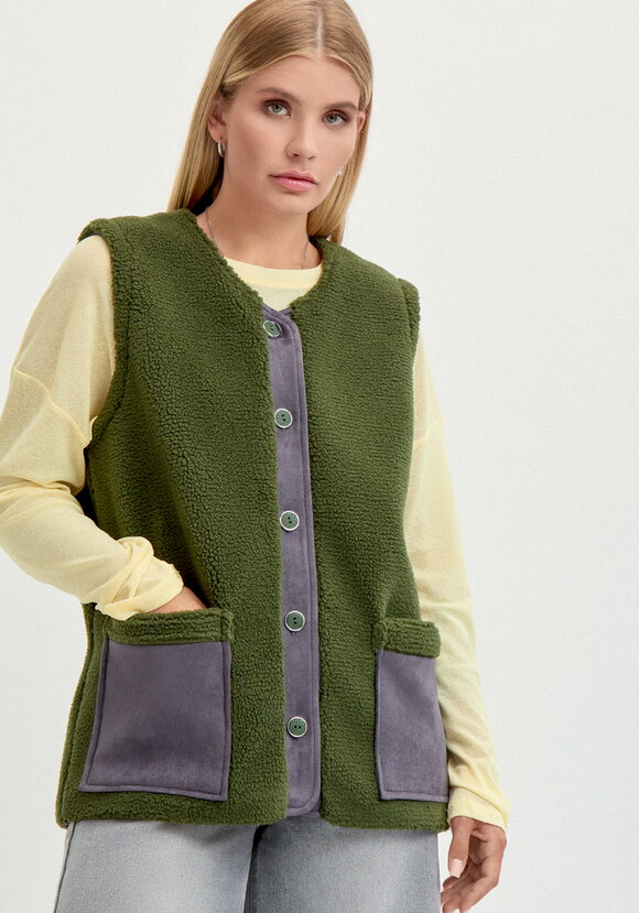 Жилет с отделкой из замши шир.  580, рис. 7