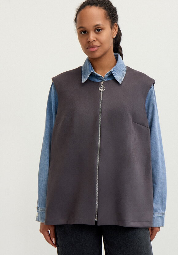 Жилет на молнии из замши шир.  580, рис. 12