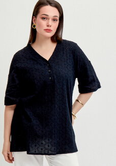 Блуза с V-образным вырезом из шитья