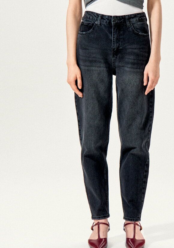 Мом-джинсы с зауженными к низу брючинами шир.  580, рис. 28