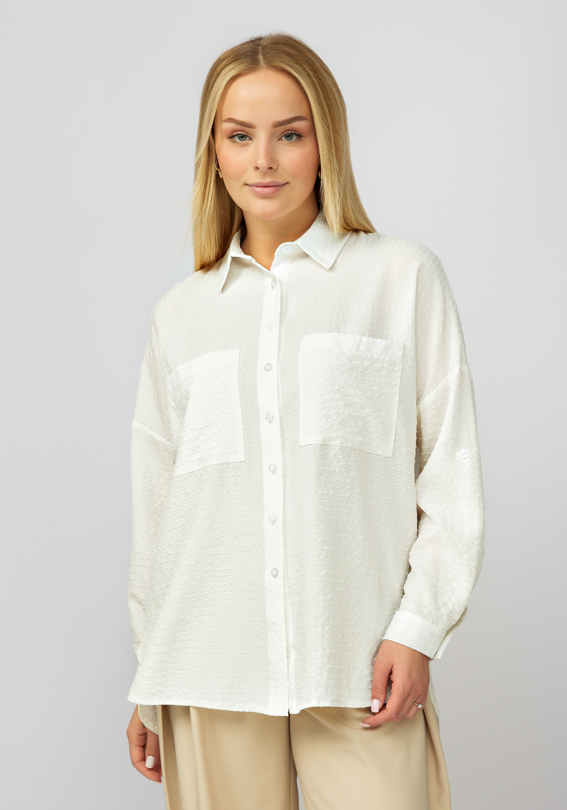 блуза в клетку с накладными карманами Блуза из фактурной ткани с карманами
