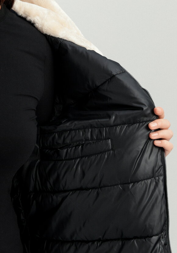 Куртка с меховым капюшоном на молнии шир.  580, рис. 26