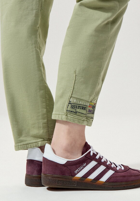 Джинсы с принтом по поясу шир.  580, рис. 29