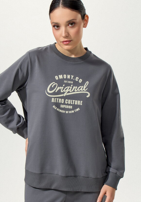 Костюм из брюк и свитшота с принтом на  груди шир.  580, рис. 2