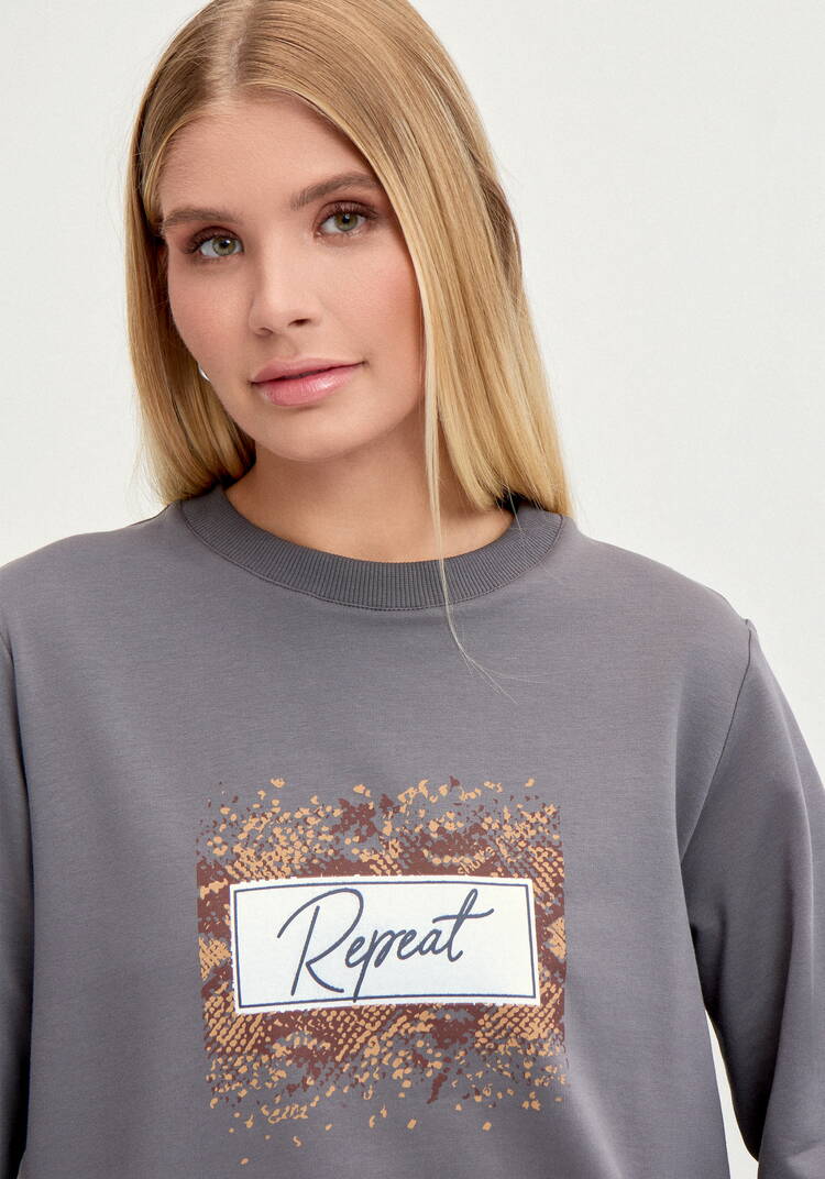 Костюм свитшот с принтом и брюки шир.  750, рис. 6