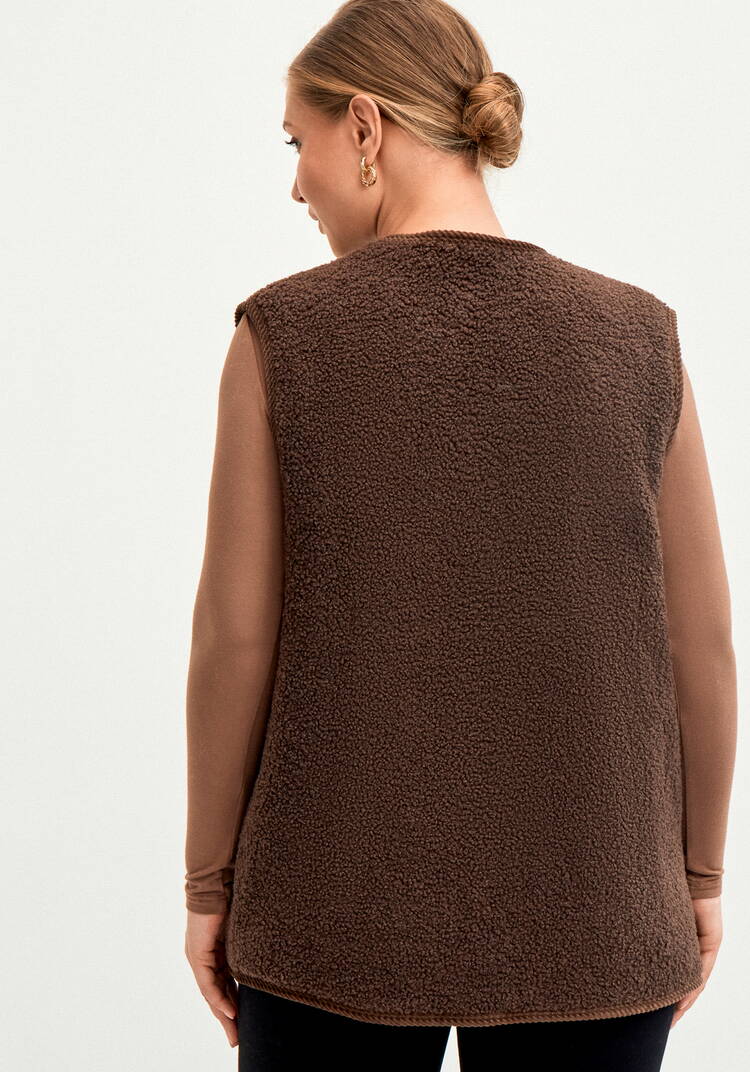 Жилет из экомеха на пуговицах шир.  750, рис. 21