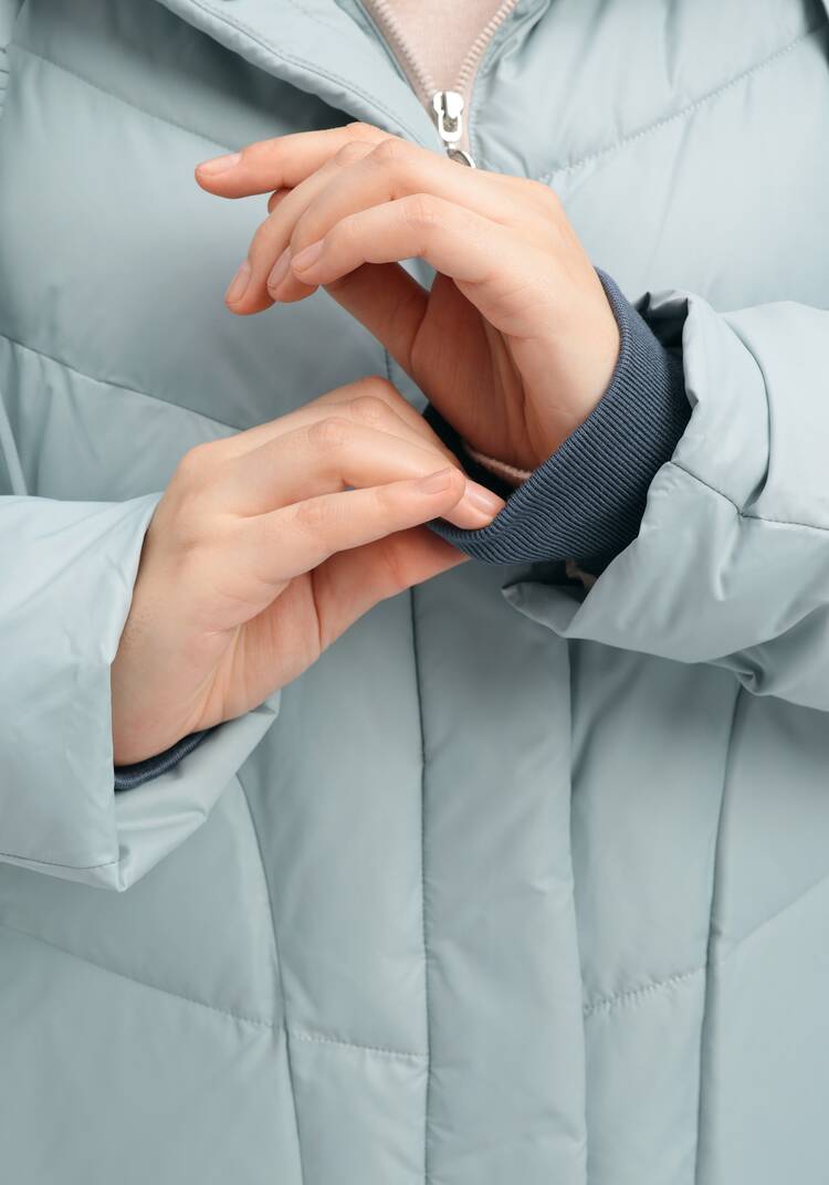 Пуховик стеганый с контрастным капюшоном шир.  750, рис. 17