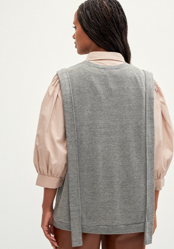 Жилет трикотажный с пуговицами шир.  580, рис. 11