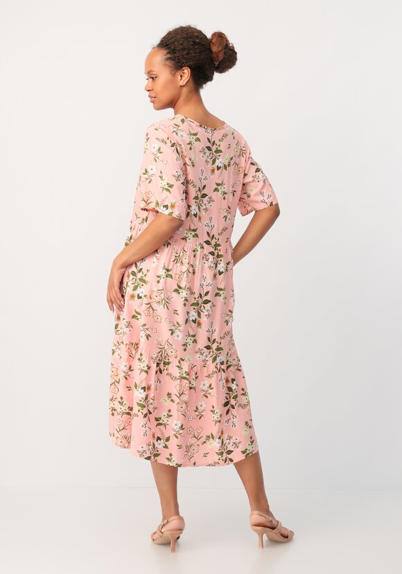 Платье с отрезной талией и коротким рукавом шир.  580, рис. 27