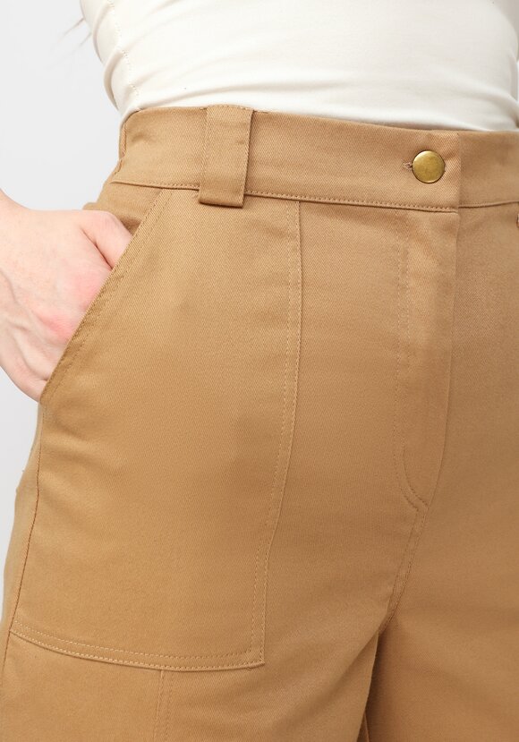 Брюки прямые с рельефами и отстрочками шир.  580, рис. 17